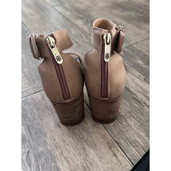 Tommy Hilfiger Neutral Beige Caralee Ankle Strap Block Heel Sandals Size 8 - Picture 3 of 5